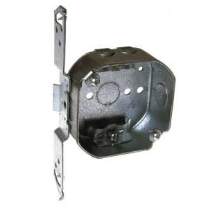 Raco 1 1/2in. Deep 4 in. Octagon Box with TS Wood Metal Stud Bracket flush, (1) 1/2in. Side Knockout, (4) NMSC Cable Clamps 164