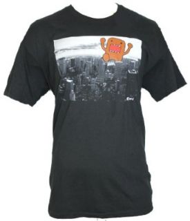 Domo Mens T Shirt   Plodding Through New York Image (XX Large) Black Clothing