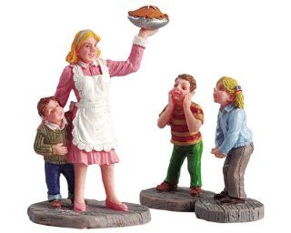 Lemax Harvest Crossing Village Yummy Apple Pie Figurine #52037   Holiday Figurines