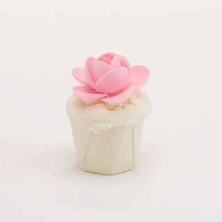 english rose mini bath cupcake by quintessentially english