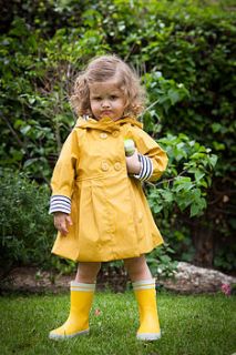 girl´s yellow raincoat by alioli kids