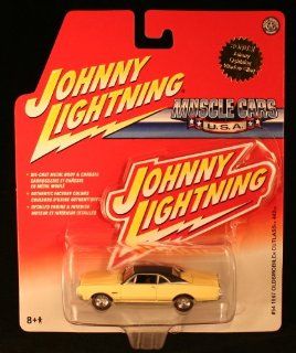 Johnny Lightning Muscle Cars USA 1967 Oldsmobile Cutlass 442 Yellow/Black Roof #54 