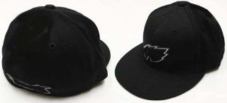 Atlanta Falcons Black On Black Flat Brim Hat / Cap  Baseball Caps  Sports & Outdoors